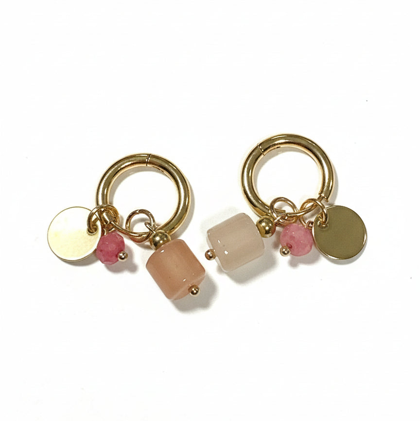 Pendientes de acero inoxidable dorados con charms rosas y dorados diseño creativo Hilma Studio