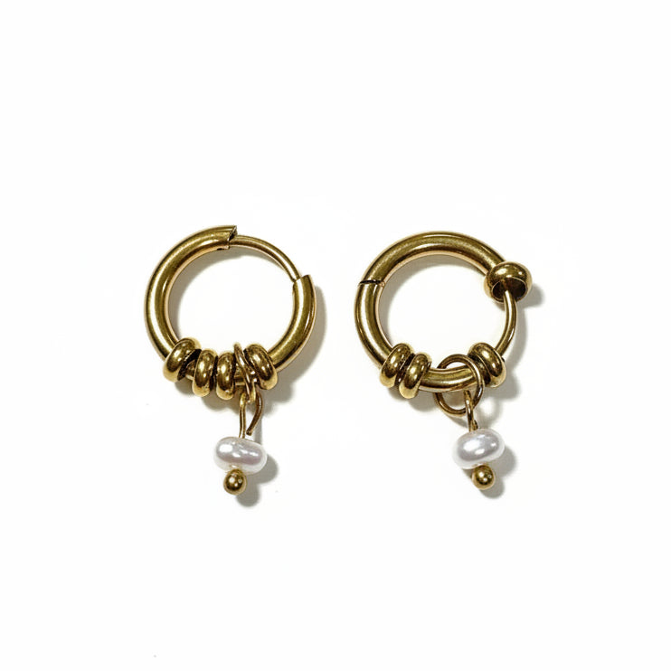 Pendientes de acero inoxidable dorados con charms de perlas de agua diseño creativo Hilma Studio