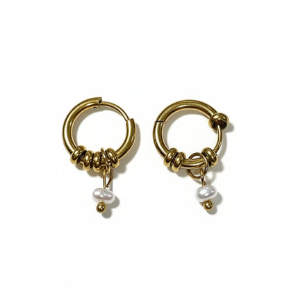 Pendientes de acero inoxidable dorados con charms de perlas de agua diseño creativo Hilma Studio
