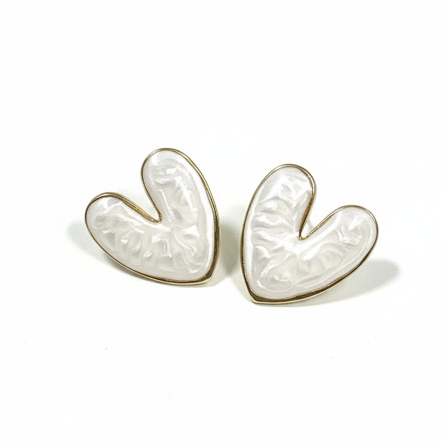 Pendientes dorados de acero inoxidable en forma de corazón blancos Hilma Studio