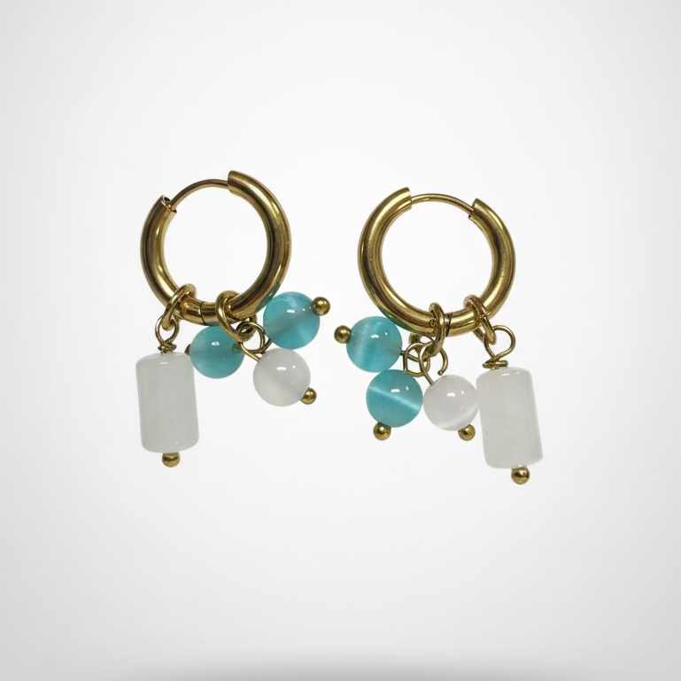 Pendientes dorados de acero inoxidable con charms blancos y azules estilo creativo Hilma Studio