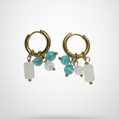 Pendientes dorados de acero inoxidable con charms blancos y azules estilo creativo Hilma Studio