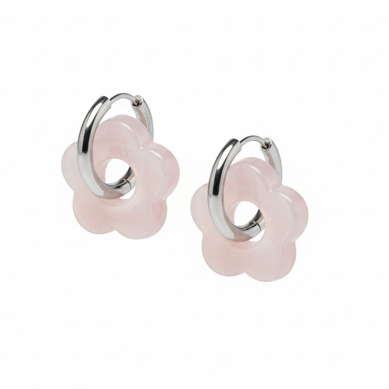 Pendientes plateados de acero inoxidable con charms blancos rosados estilo creativo Hilma Studio