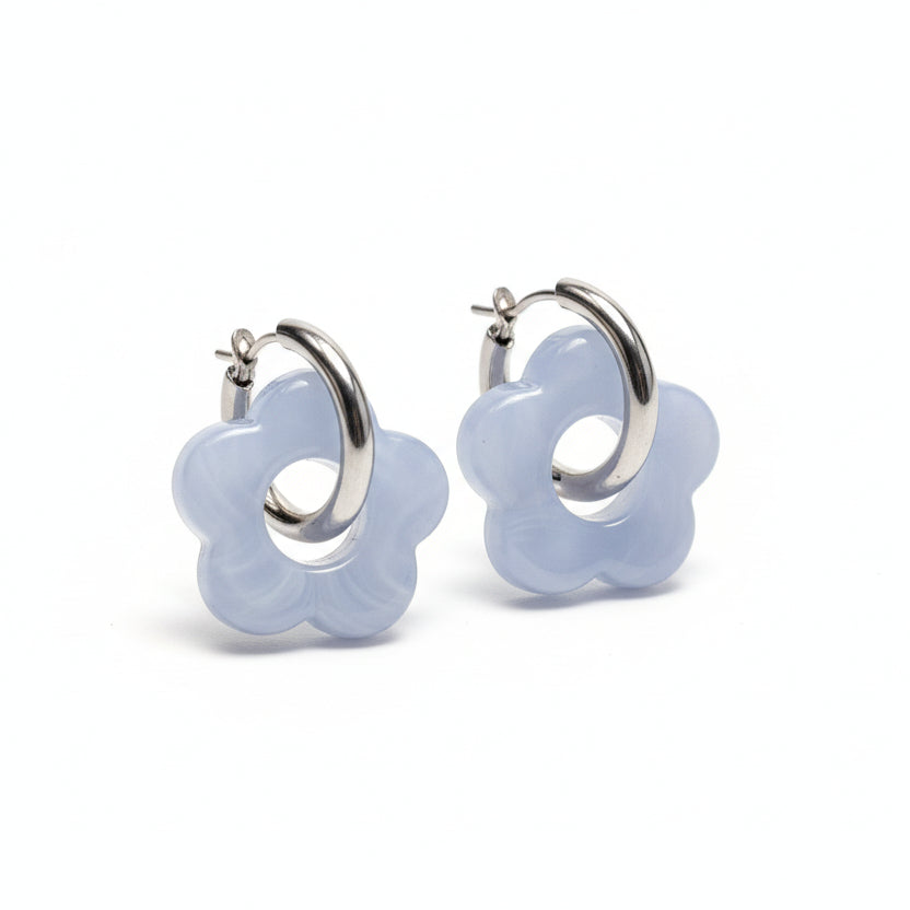 Pendientes plateados de acero inoxidable con charms azules estilo creativo Hilma Studio
