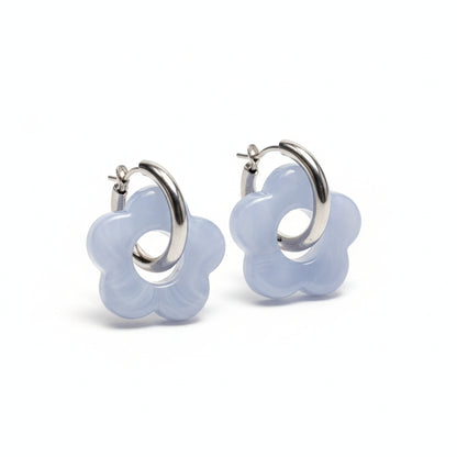 Pendientes plateados de acero inoxidable con charms azules estilo creativo Hilma Studio