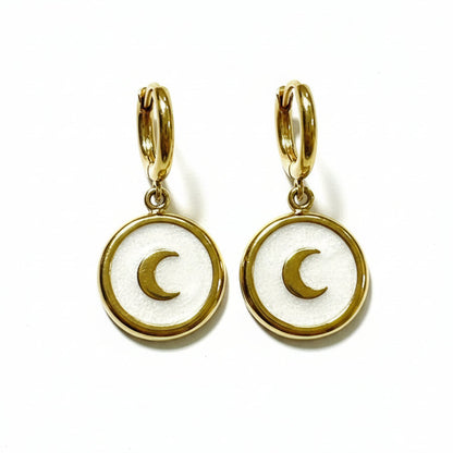 Pendientes dorados de acero inoxidable con charms blancos en forma circulo con luna estilo creativo Hilma Studio
