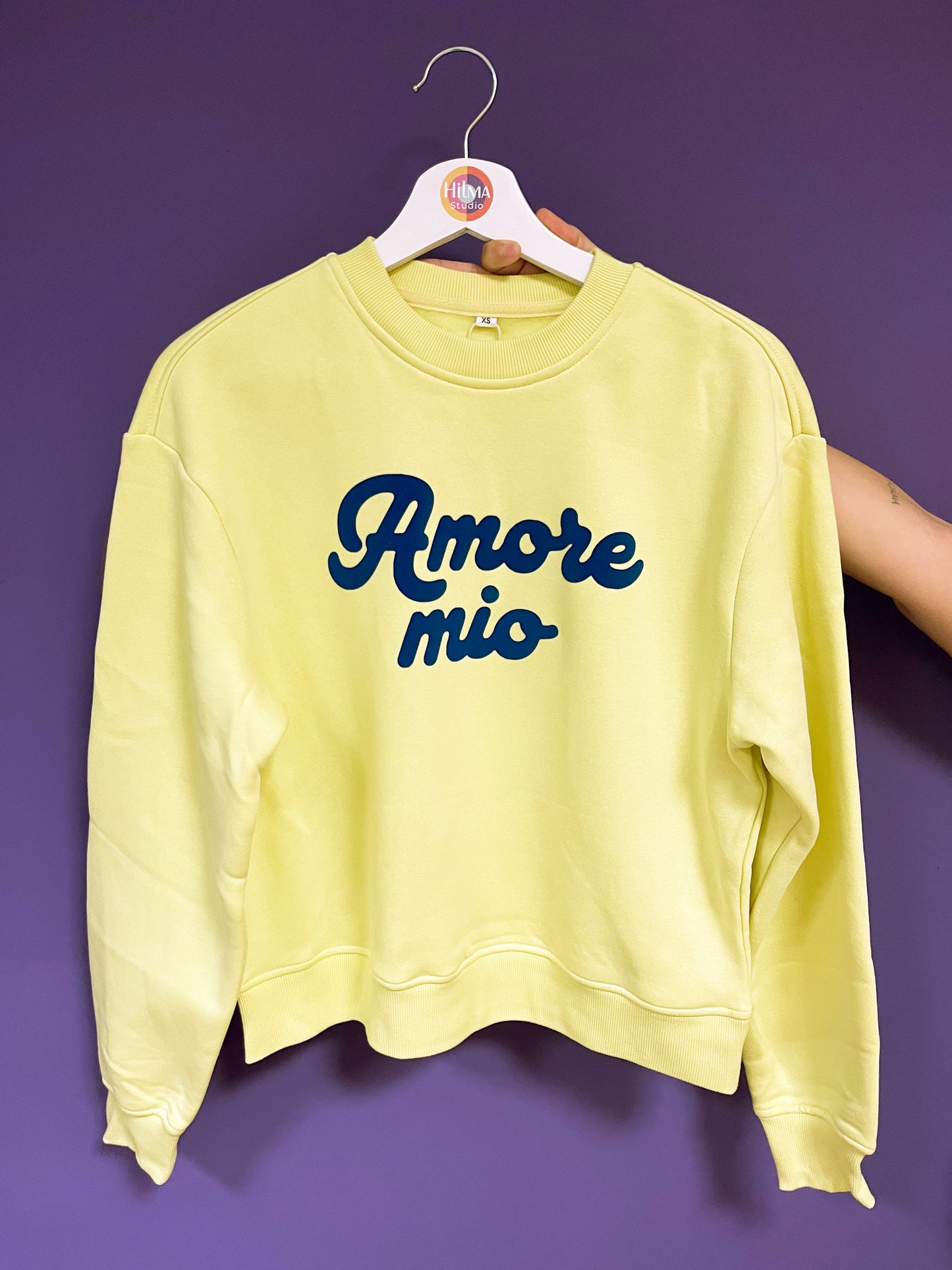 Sudadera corta boxy de algodón orgánico con diseño moderno y mensaje positivo – Hilma Studio