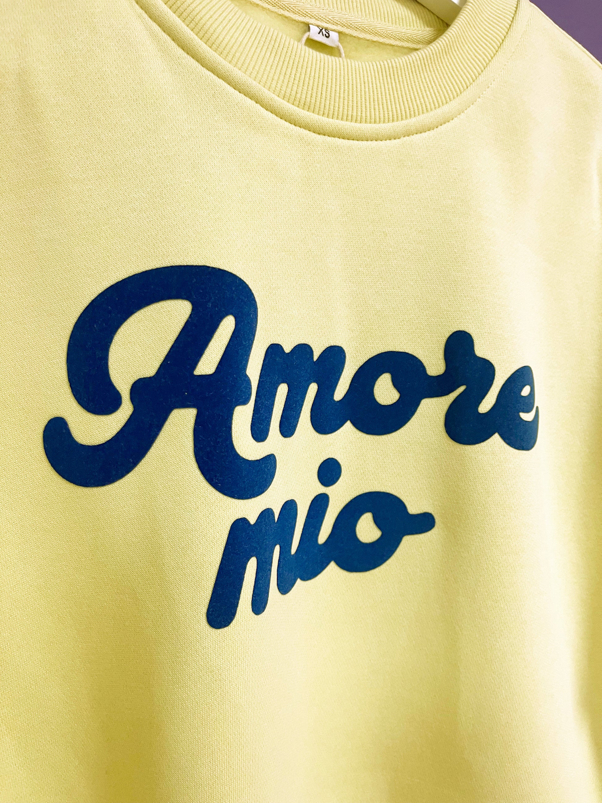 Sudadera corta boxy de algodón orgánico con diseño moderno y mensaje positivo – Hilma Studio