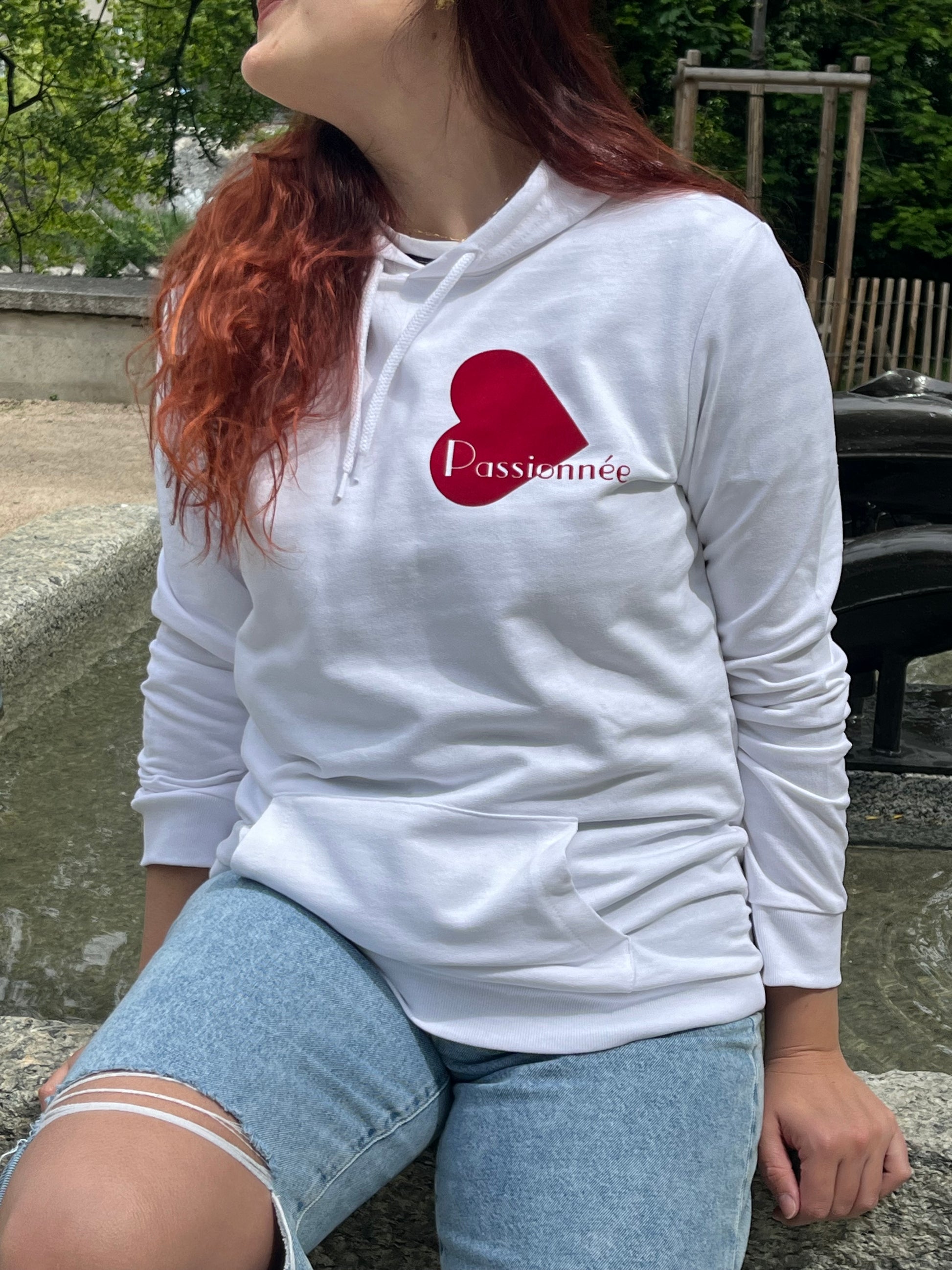 Sudadera con capucha unisex de algodón orgánico con diseño moderno y mensaje positivo – Hilma Studio