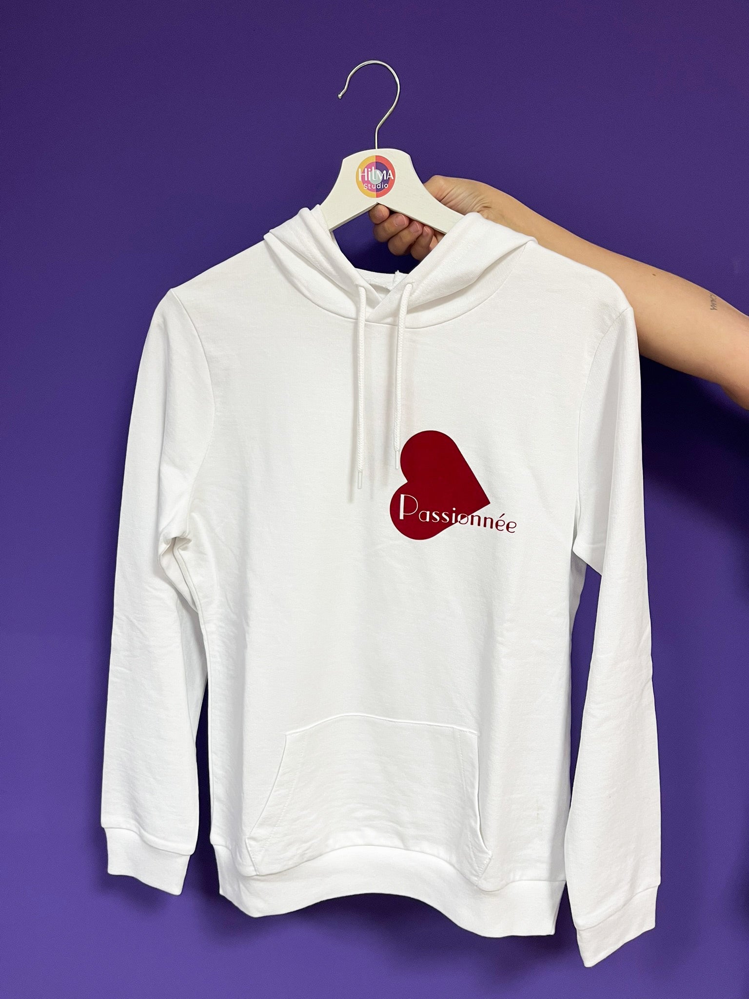 Sudadera con capucha unisex de algodón orgánico con diseño moderno y mensaje positivo – Hilma Studio