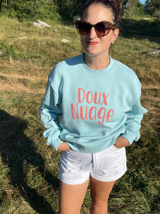 Sudadera corta boxy corta de algodón orgánico con diseño moderno y mensaje positivo – Hilma Studio