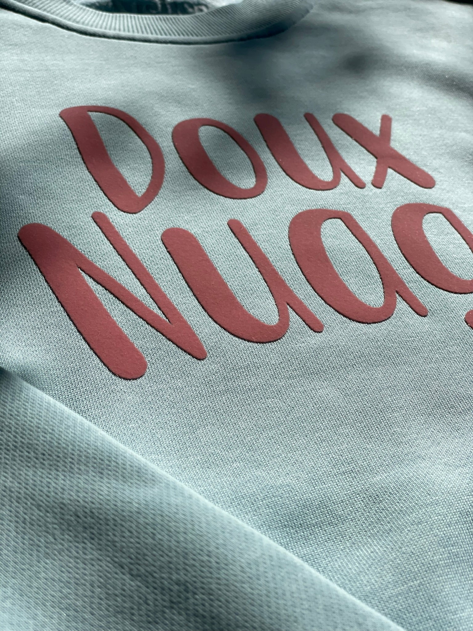 Sudadera corta boxy corta de algodón orgánico con diseño moderno y mensaje positivo – Hilma Studio