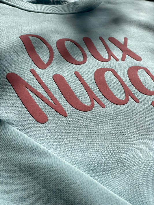 Sudadera corta boxy corta de algodón orgánico con diseño moderno y mensaje positivo – Hilma Studio