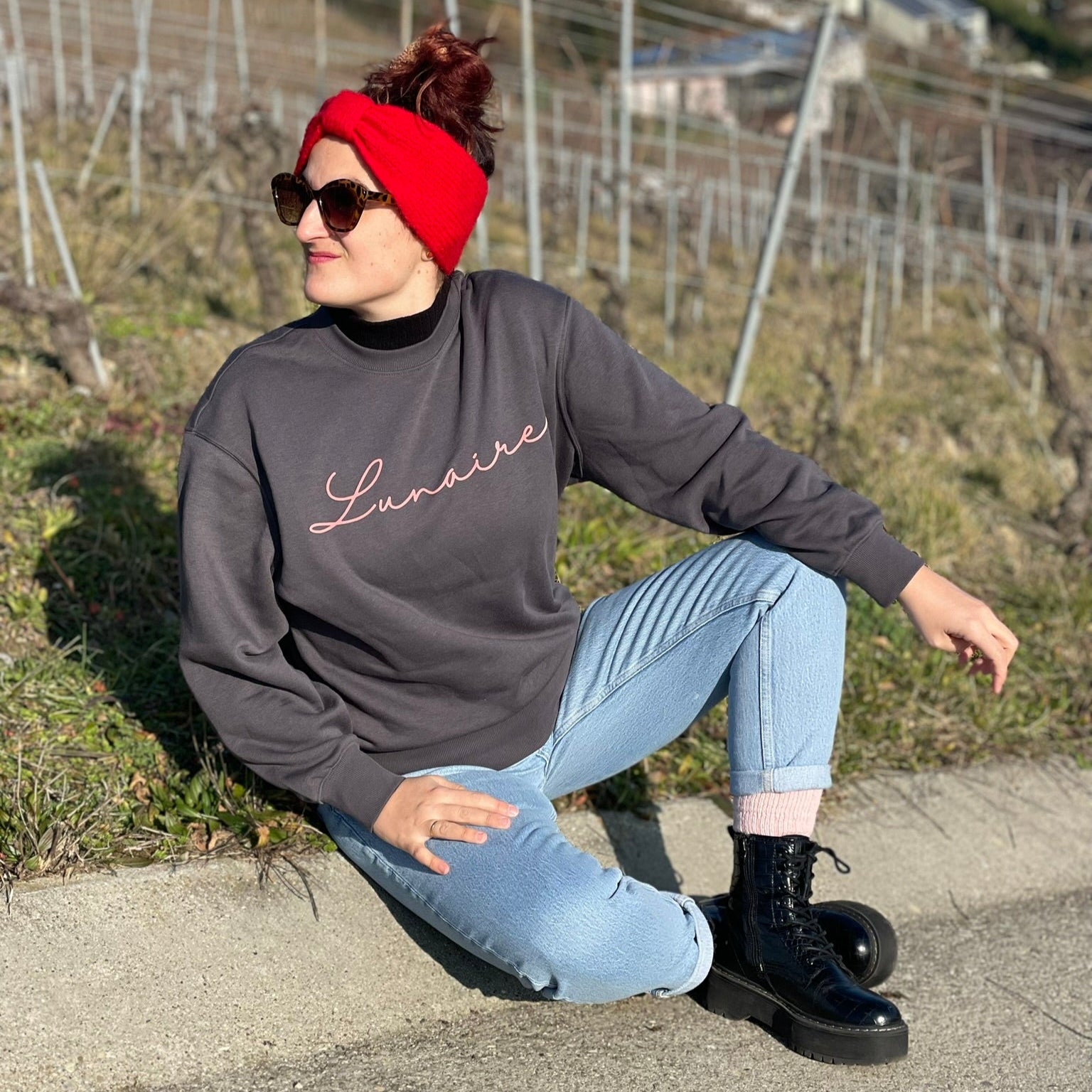 Sudadera unisex de algodón orgánico con diseño moderno y mensaje positivo – Hilma Studio