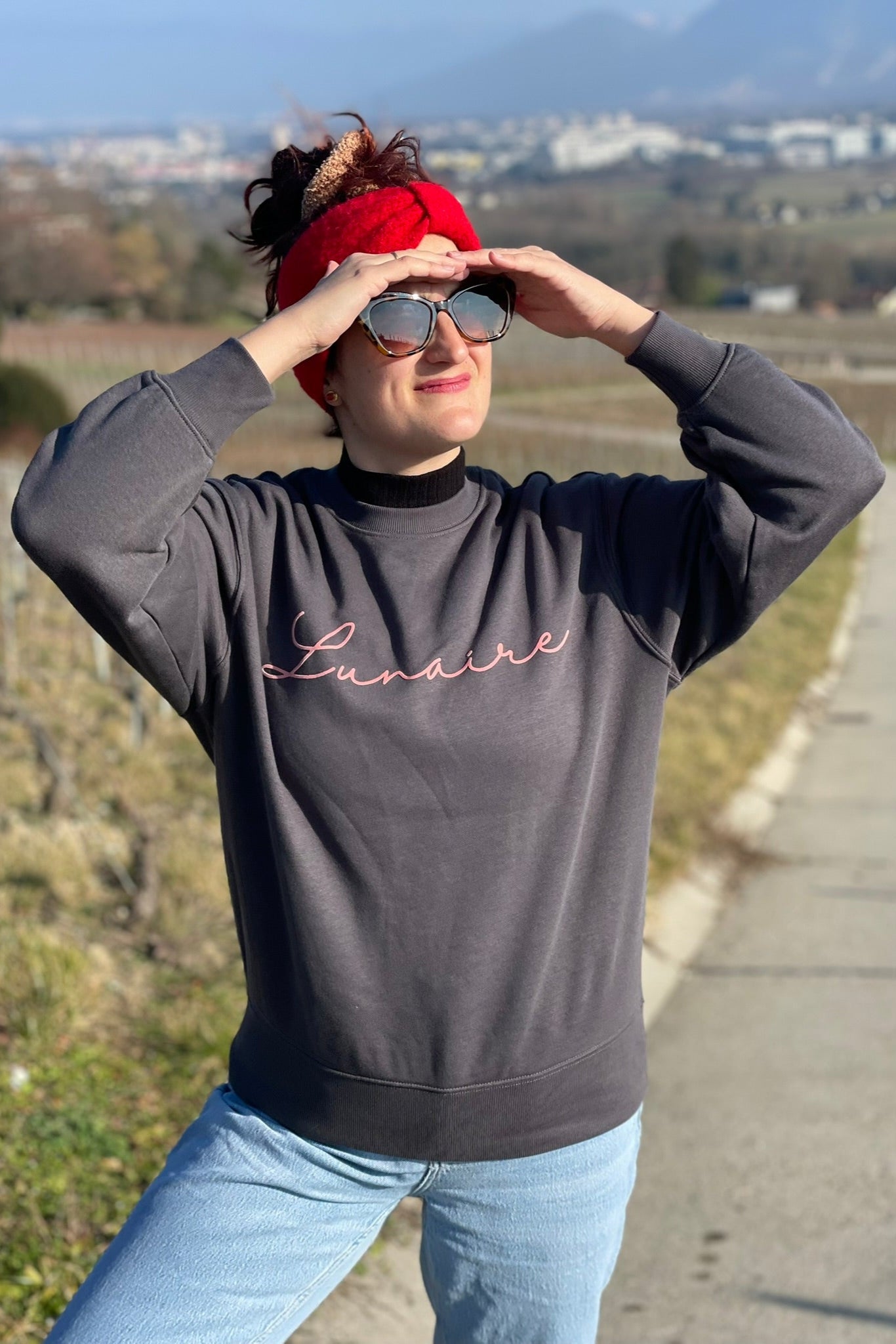 Sudadera unisex de algodón orgánico con diseño moderno y mensaje positivo – Hilma Studio