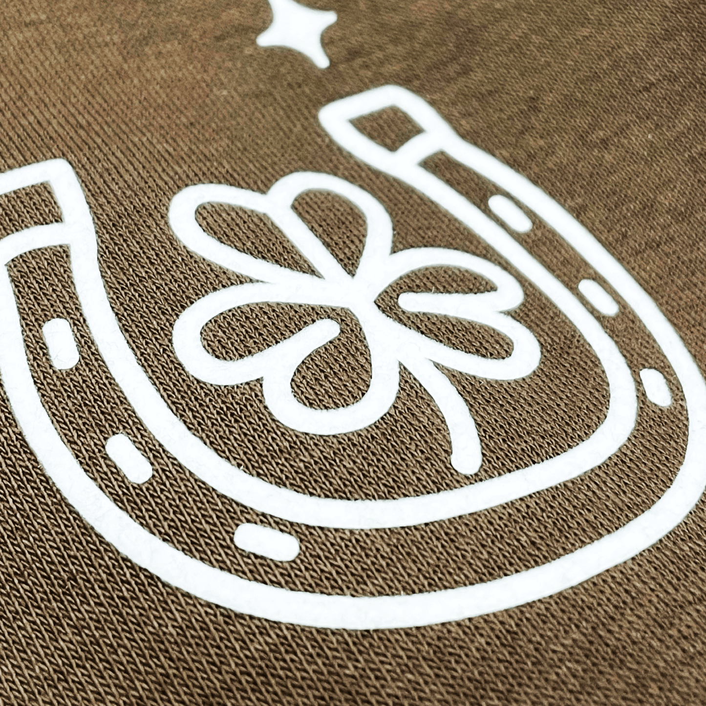 Detalle sudadera marron con dibujo herradura de la suerte Hilma Studio
