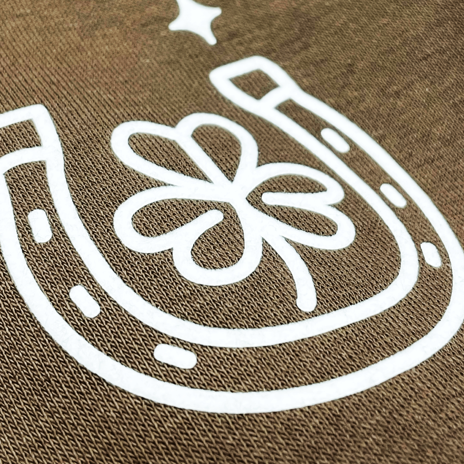 Detalle sudadera marron con dibujo herradura de la suerte Hilma Studio