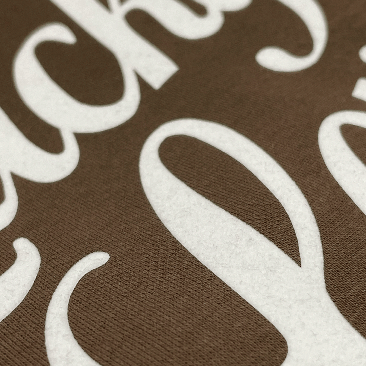 Detalle sudadera marron con mensaje Lucky love Hilma Studio