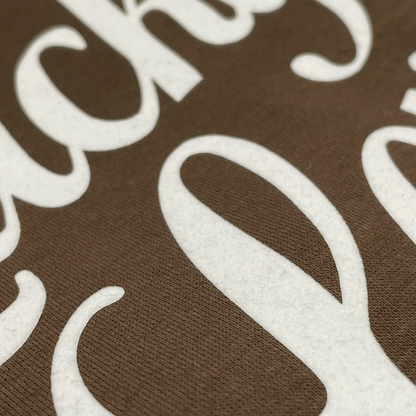 Detalle sudadera marron con mensaje Lucky love Hilma Studio