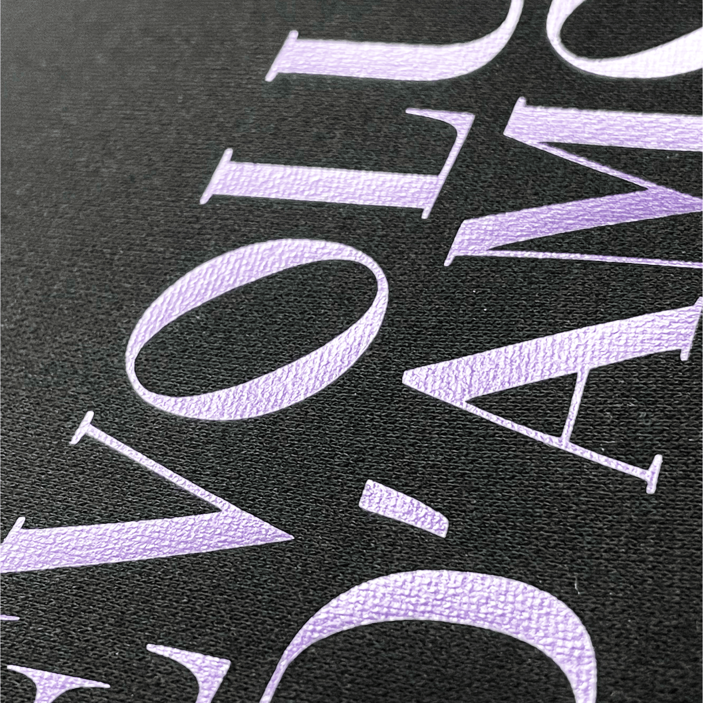 Detalle tipografia impresa de sudadera estilo metalico Hilma Studio