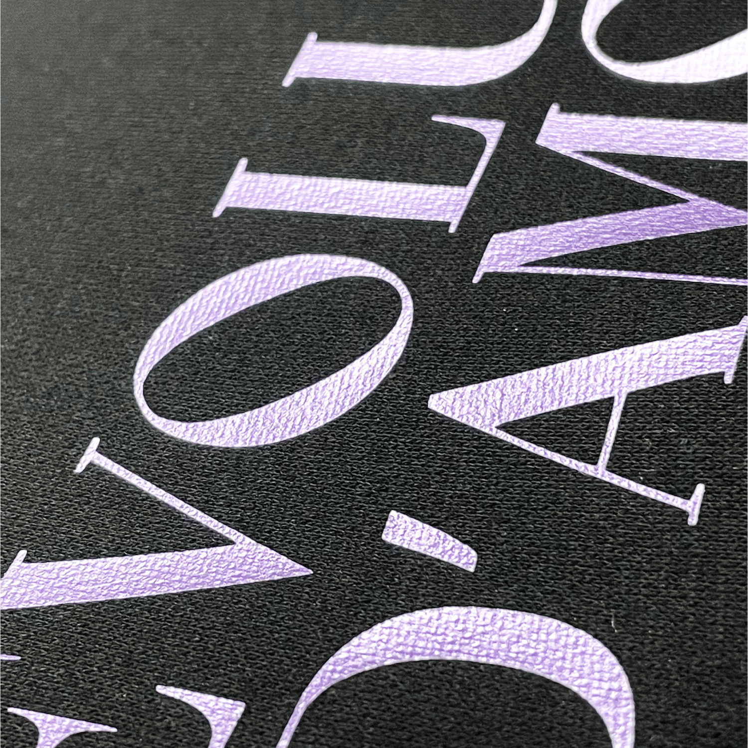 Detalle tipografia impresa de sudadera estilo metalico Hilma Studio
