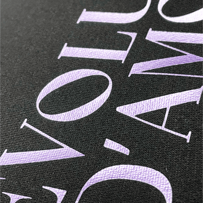Detalle tipografia impresa de sudadera estilo metalico Hilma Studio