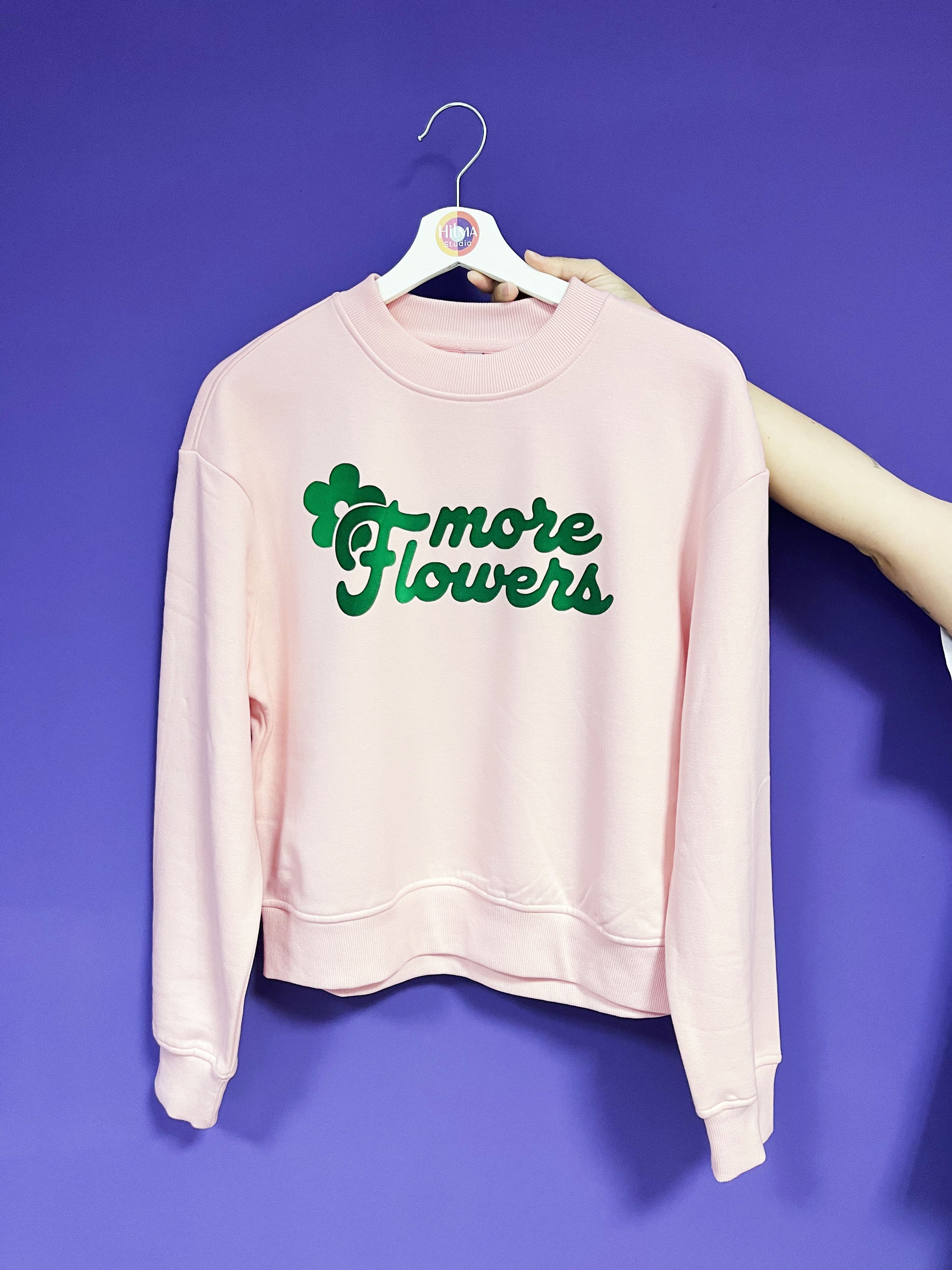 Sudadera rosa corta boxy de algodón orgánico con mensaje More Flowers –Hilma Studio