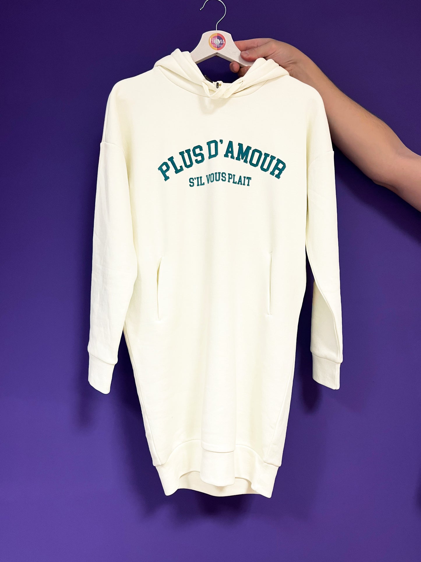 Sudadera vestido de algodón orgánico con diseño moderno y mensaje positivo – Hilma Studio