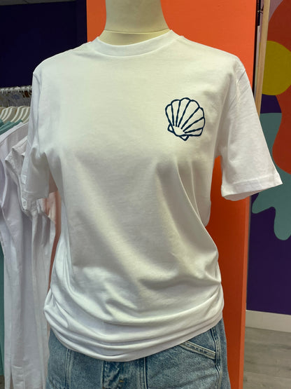 Camiseta unisex blanco de algodón orgánico con un dibujo de conchas marinas y fondo marino en azul terciopelo