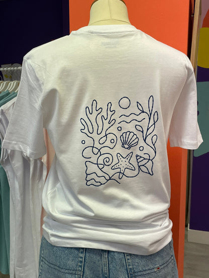 Camiseta unisex blanco de algodón orgánico con un dibujo de conchas marinas y fondo marino en azul terciopelo
