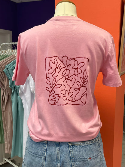 Camiseta unisex rosa de algodón orgánico con un diseño de corazón y otros con una temática amorosa terciopelo rojo