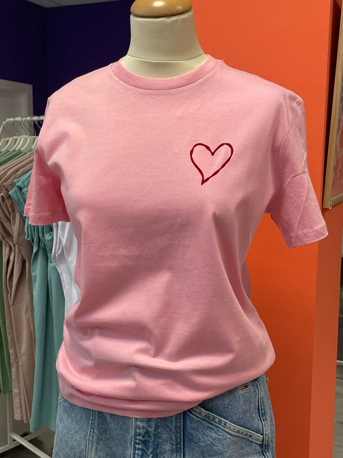 Camiseta unisex rosa de algodón orgánico con un diseño de corazón y otros con una temática amorosa terciopelo rojo