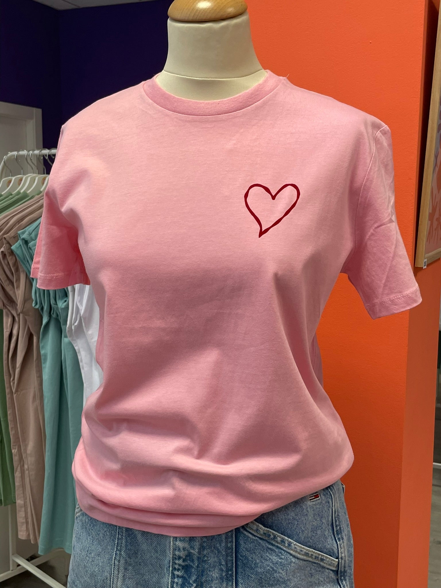 Camiseta unisex rosa de algodón orgánico con un diseño de corazón y otros con una temática amorosa terciopelo rojo