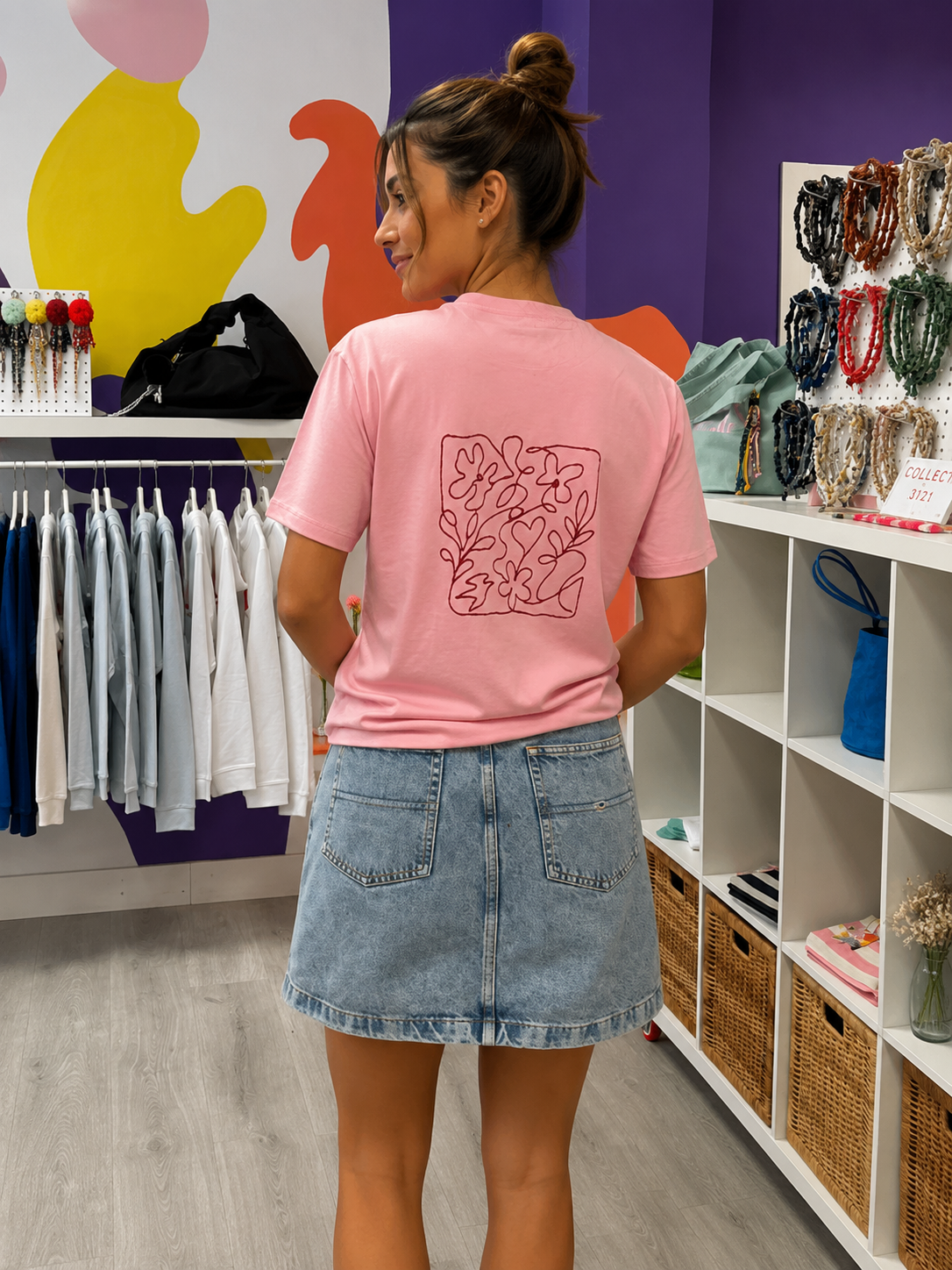 Camiseta unisex rosa de algodón orgánico con un diseño de corazón y otros con una temática amorosa terciopelo rojo