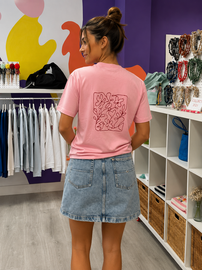 Camiseta unisex rosa de algodón orgánico con un diseño de corazón y otros con una temática amorosa terciopelo rojo