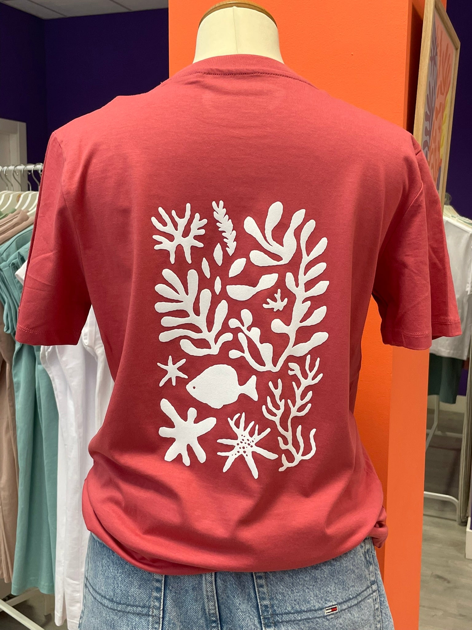 Camiseta unisex folk rosa de algodón orgánico Un dibujo sobre el tema de la poesía del fondo marino, en terciopelo blanco.