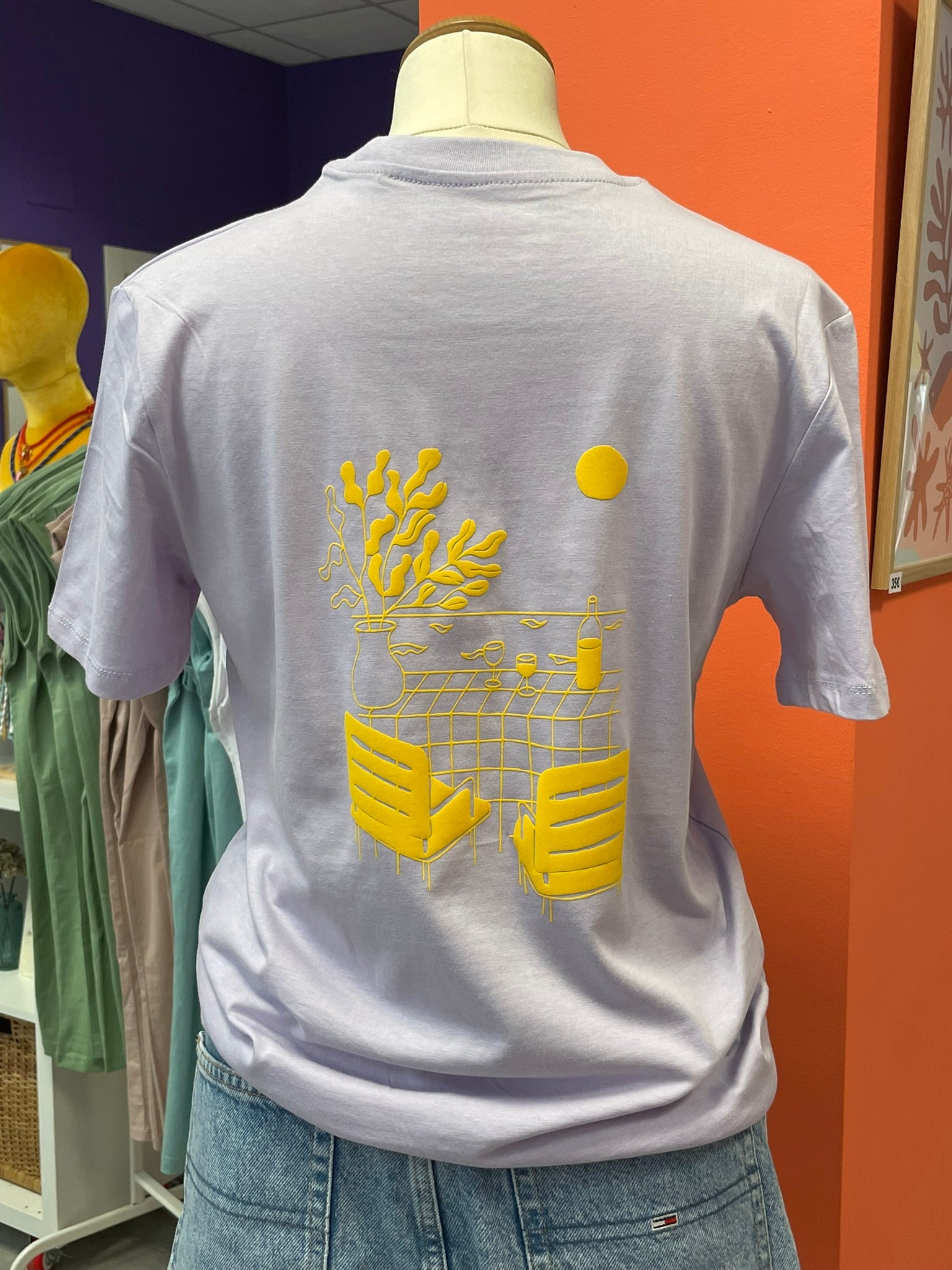 Camiseta unisex violeta de algodón orgánico un dibujo con temática de atardecer romántico, en terciopelo amarillo.