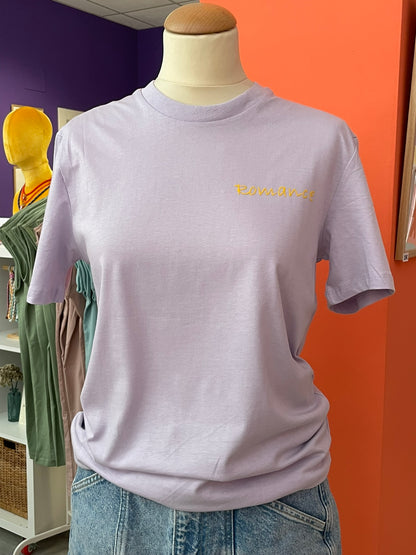 Camiseta unisex violeta de algodón orgánico un dibujo con temática de atardecer romántico, en terciopelo amarillo.