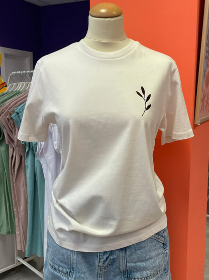 Camiseta unisex offwhite de algodón orgánico con un dibujo de un paisaje mediterráneo en marrón terciopelo