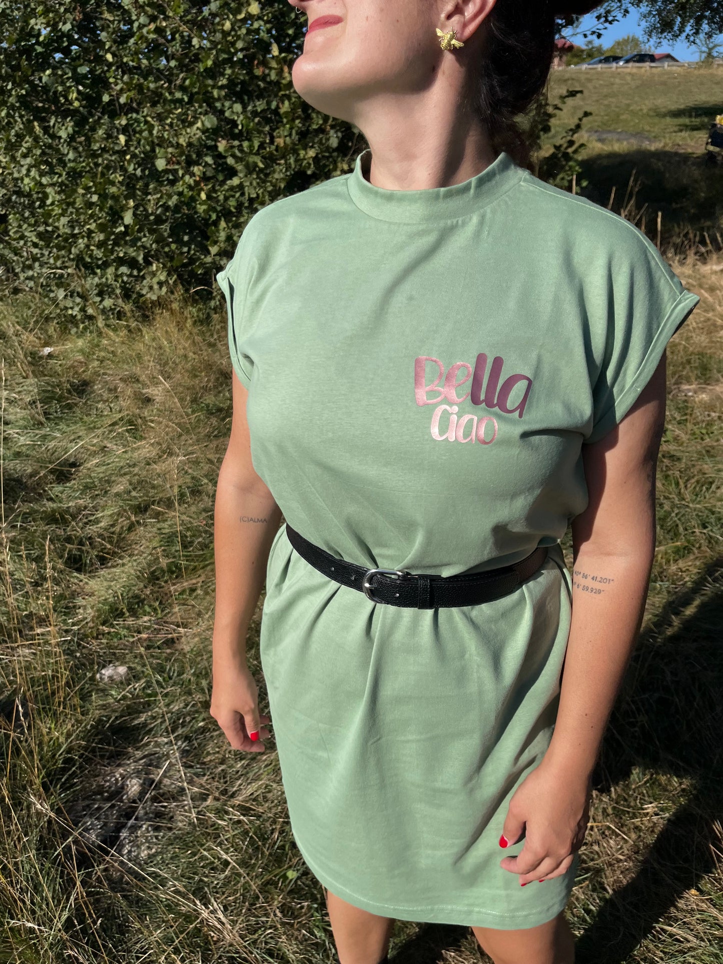 Vestido cuello tortuga bella ciao color verde con mensaje positivo – Hilma studio