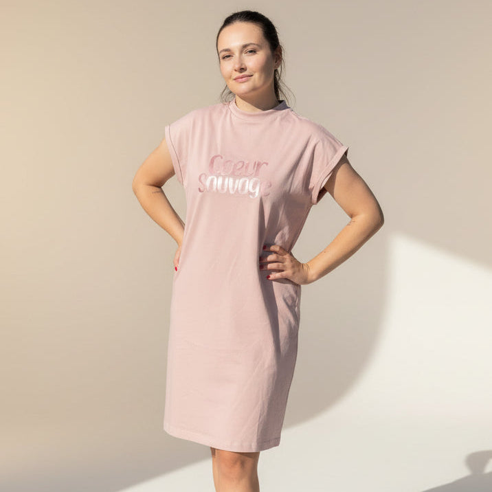 Vestido cuello tortuga de algodón color rosa con mensaje  Coeur sauvage en rosa metálico Hilma studio