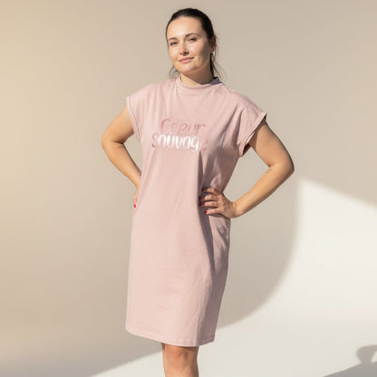 Vestido cuello tortuga de algodón color rosa con mensaje  Coeur sauvage en rosa metálico Hilma studio
