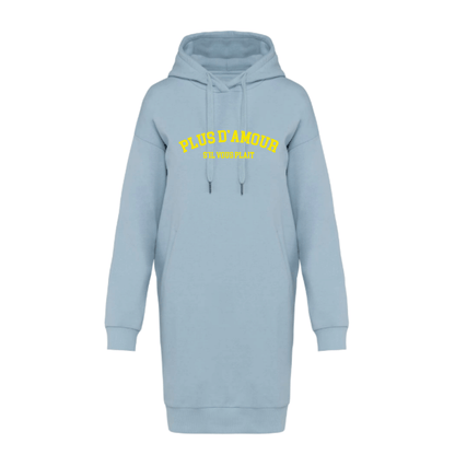 Sudadera con capucha estilo vestido azul de algodón orgánico con mensaje Plus d'amour s'il vous plait en terciopelo amarillo flúor Hilma Studio