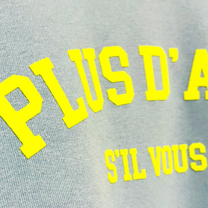 Detalle sudadera azul de algodón con impresión en terciopelo amarillo flúor Hilma Studio