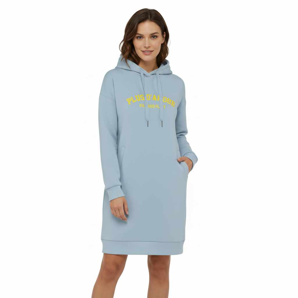 Sudadera con capucha estilo vestido azul de algodón orgánico con mensaje Plus d'amour s'il vous plait en terciopelo amarillo flúor Hilma Studio