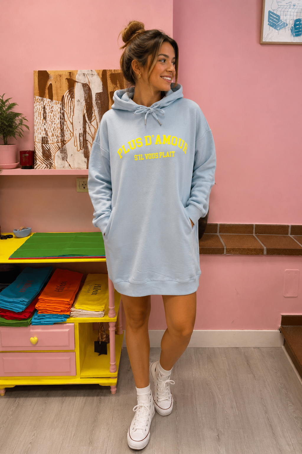 Detalle sudadera azul de algodón con impresión en terciopelo amarillo flúor Hilma Studio