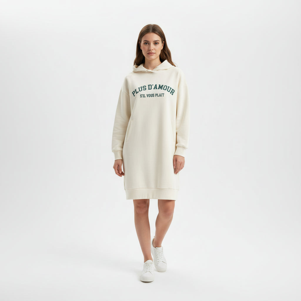 Sudadera con capucha estilo vestido crema de algodón orgánico con mensaje Plus d'amour s'il vous plait en terciopelo verde-azulado Hilma Studio