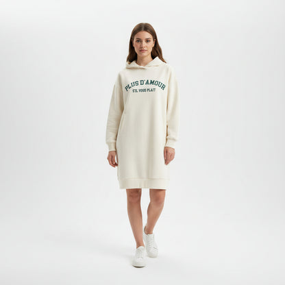 Sudadera con capucha estilo vestido crema de algodón orgánico con mensaje Plus d'amour s'il vous plait en terciopelo verde-azulado Hilma Studio